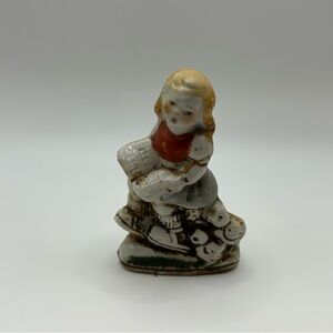 Vintage 1940s singing girl figuring, made in Japan - grass texture intact